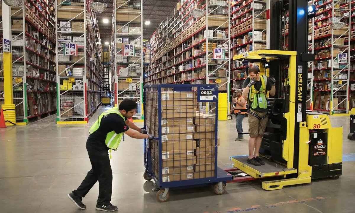 Amazon Warehouse Robot Won’t Replace Human At least For Another Decade